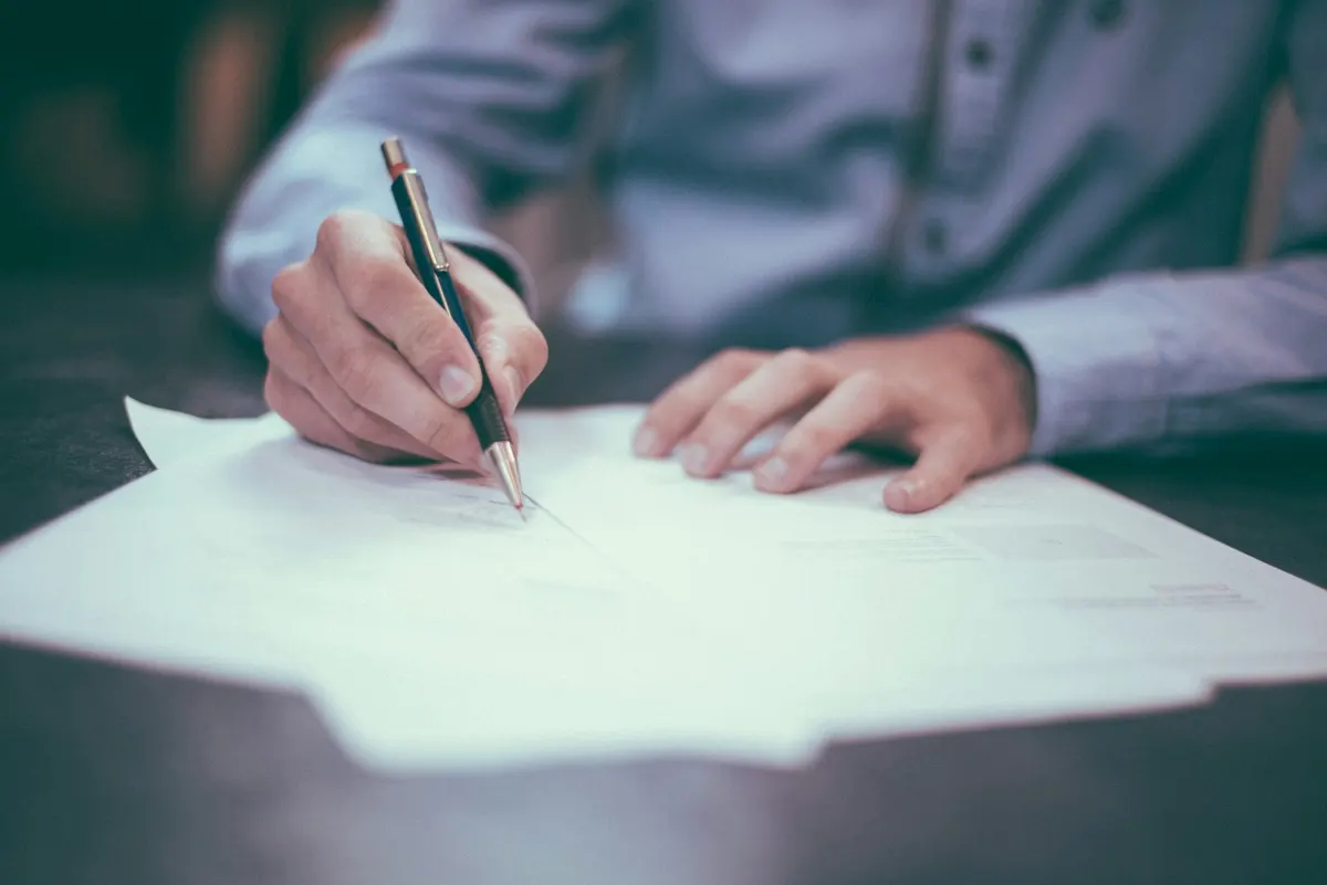 Signature d'un document officiel au stylo plume